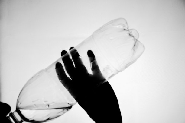 一个人从瓶子里喝水的剪影图片下载