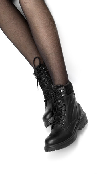 穿着黑色皮鞋的女人图片下载