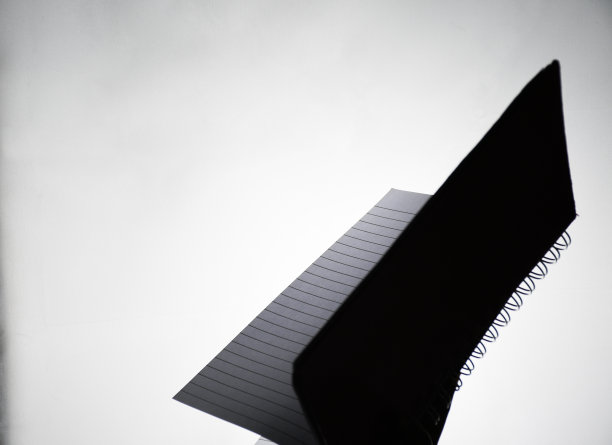 一本打开的书上的剪影图像图片下载