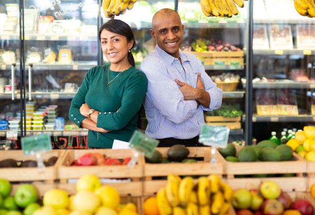 超市里自信微笑的西班牙男女图片下载