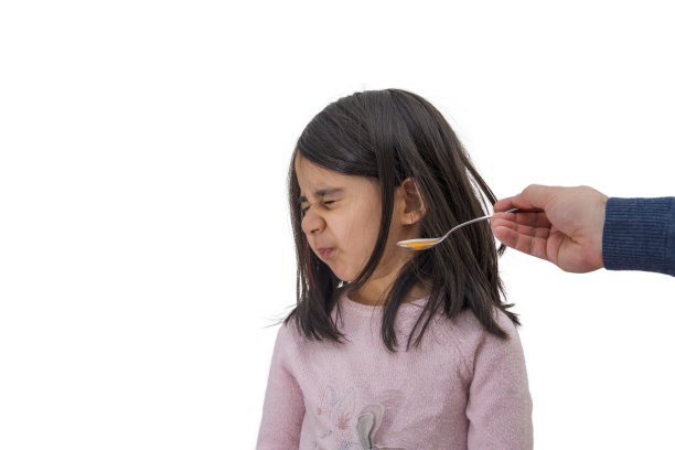 女孩不想在白色背景下服药图片下载