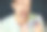 男子手持100美元钞票图片下载