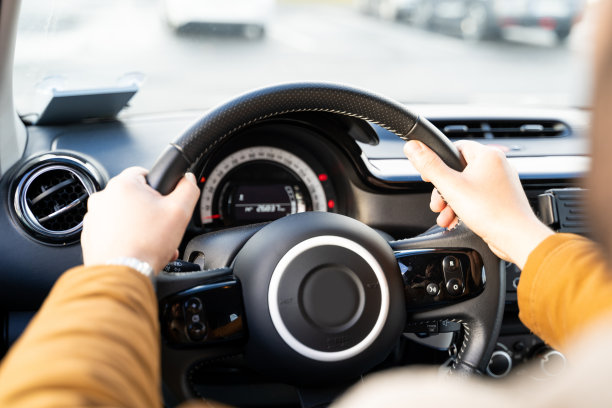 男人穿着随意，手握方向盘，白天乘车图片下载