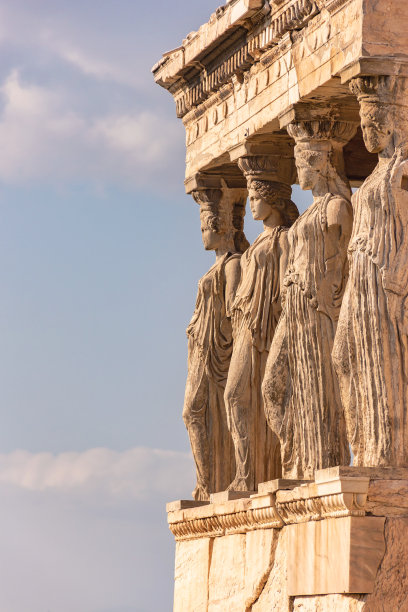 女像柱和蓝天。希腊雅典卫城的伊瑞克修恩神庙图片下载