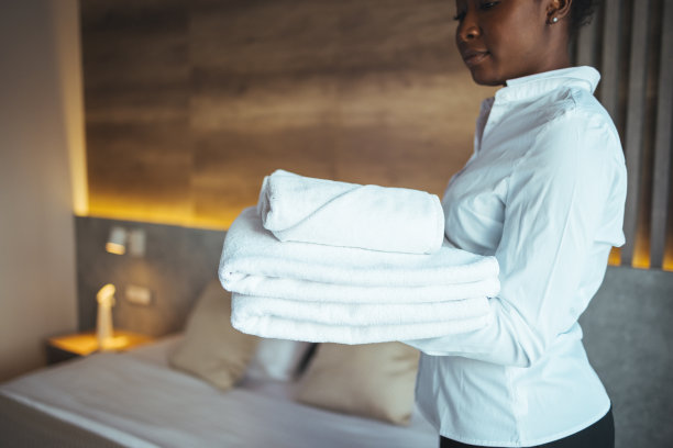 酒店服务员把干净的毛巾送到房间。图片下载