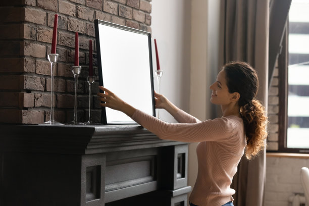 快乐的年轻女子布置舒适的现代家居图片下载