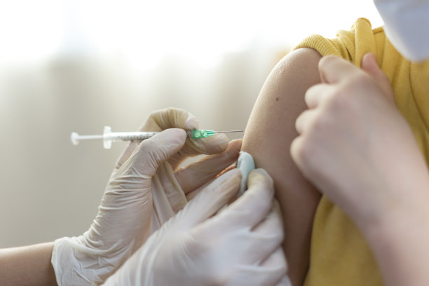 年轻的亚洲女孩正在接种或接种冠状病毒疫苗注射。图片下载