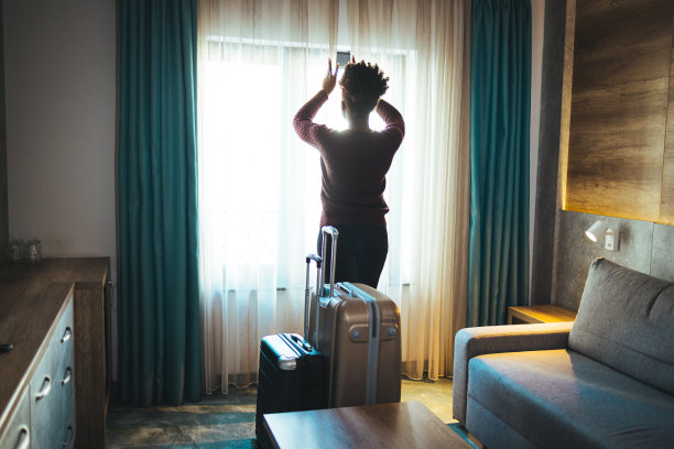 非洲女性游客寻找美丽的自然景观图片下载