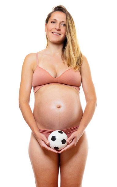 这是一个男孩的插画，孕妇带着球图片下载