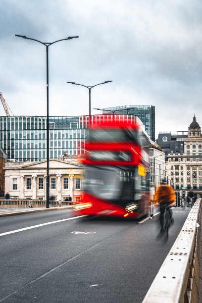 伦敦，黄昏时分的通勤者运动模糊图片下载
