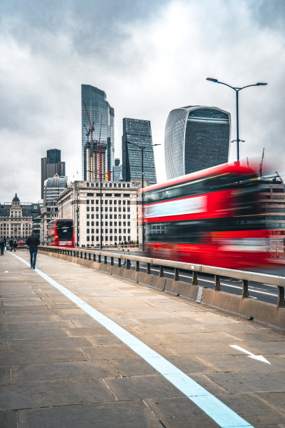 伦敦，黄昏时分的通勤者运动模糊图片下载