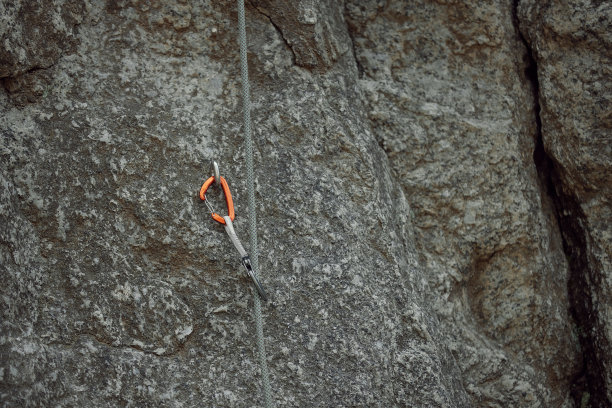 近距离拍摄的攀岩锚，钩环和用于攀岩的绳子图片下载