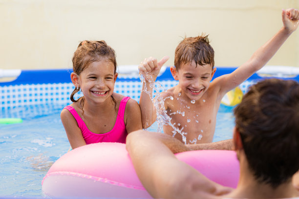孩子们在游泳池里玩游戏图片下载