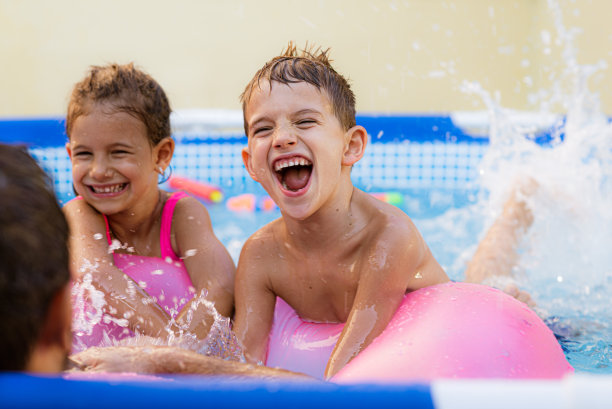 孩子们在游泳池里玩游戏图片下载