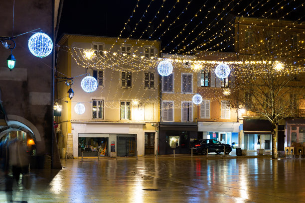 黄昏时分，法国小镇蒙特利马的中央大街上挂满了圣诞装饰图片下载