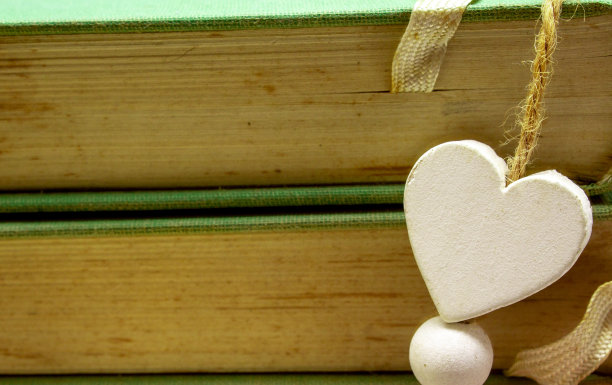 绿皮书上的木心。喜欢情人节的概念图片下载