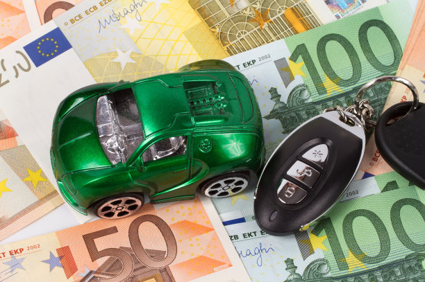 一辆玩具车和车钥匙在钱的背景下。图片下载