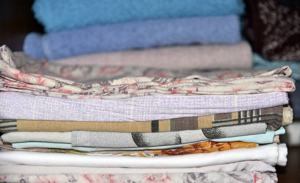 浴巾和家用亚麻制品在壁橱里图片下载