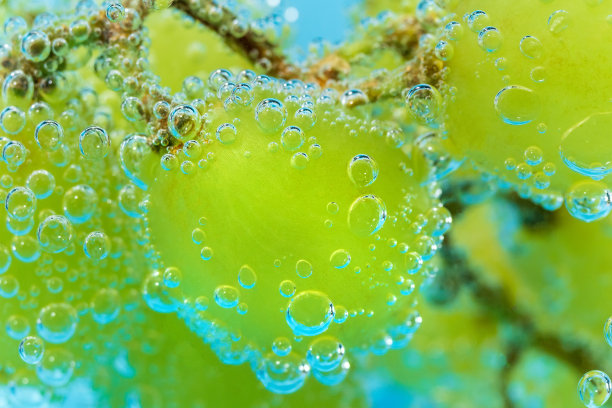 绿葡萄水底果，选择性聚焦，宏观。健康的生活方式。复合维生素鸡尾酒。夏天的饮食图片下载