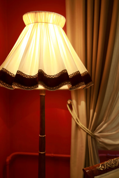 灯罩在红色的墙壁背景图片下载