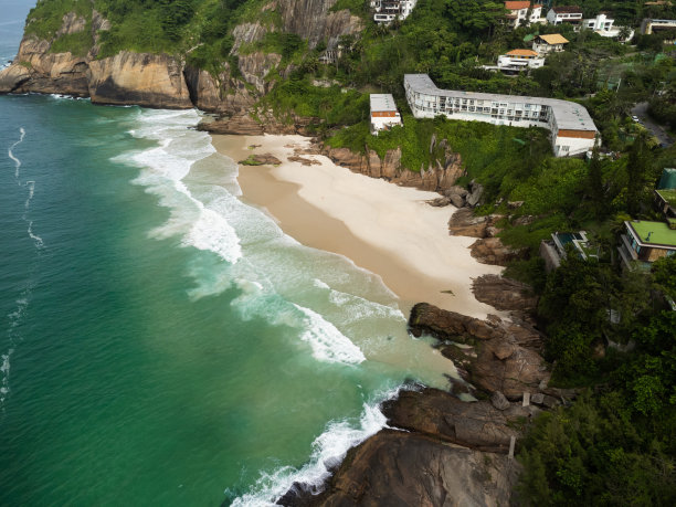 鸟瞰Joatinga海滩，巴西里约热内卢的天堂。天气晴朗，早上有云。海浪很适合冲浪者。无人驾驶飞机的照片图片下载