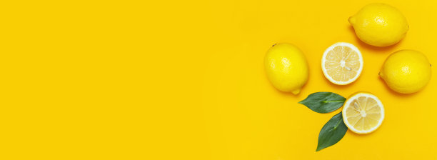 成熟多汁的柠檬和亮黄色背景的绿叶。柠檬水果，柑橘最小概念，维生素c创意夏季食品简约背景。平躺，顶视图，复制空间。图片下载