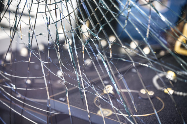 打碎了珠宝店的窗户，企图盗窃或故意破坏，选择了重点，领域狭窄图片下载