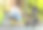 时尚的商务妈妈抱着婴儿坐在公园的长椅上使用笔记本电脑。远程工作，母亲，产假工作图片下载