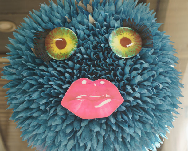 美丽的卡通女性脸与大眼睛和嘴唇图片下载