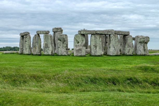 世界著名的地标巨石阵——夏季旅游景点，有很大的复制空间和前景中的绿色草地图片下载