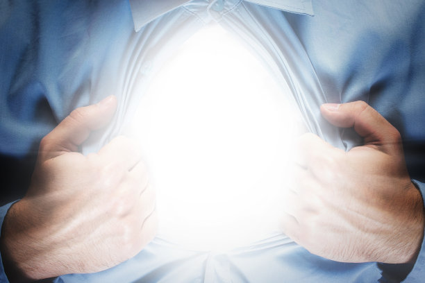 他的胸膛里闪耀着光芒。灵魂和人格的概念。图片下载