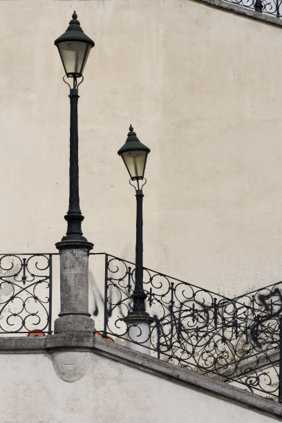 葡萄牙首都里斯本的复古煤气灯和铁艺栏杆图片下载