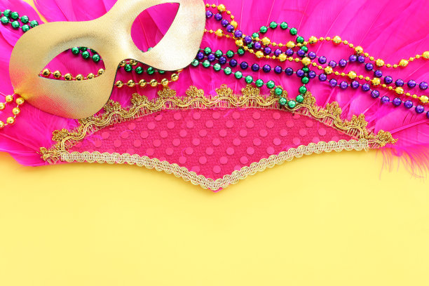节日图像的狂欢节和巴西假面舞会嘉年华面具在黄色的背景。从上面的观点图片下载