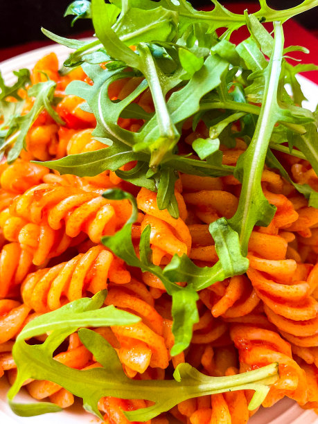 意大利肉酱面配新鲜沙拉汤照片图片下载