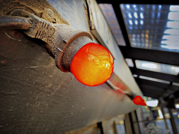 建筑物上的小红灯图片下载