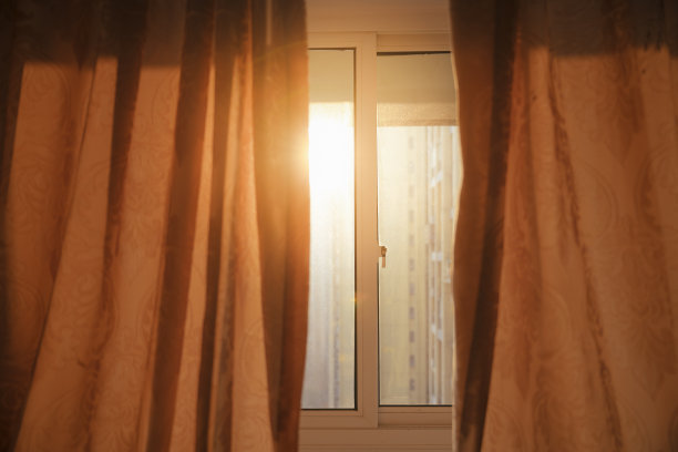 清晨的阳光照在窗帘上图片下载