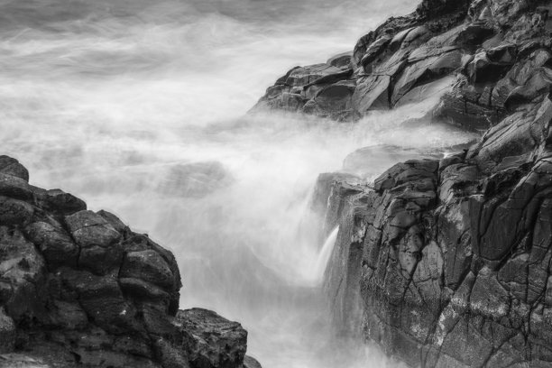 夏威夷岩石海岸上海浪的长曝光照片图片下载