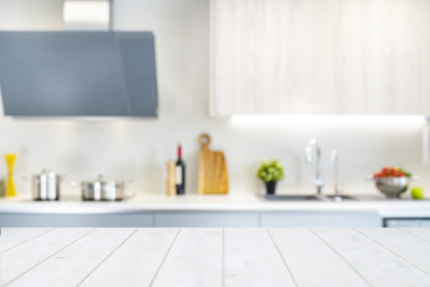 空的白色厨房桌子与散焦厨房图片下载