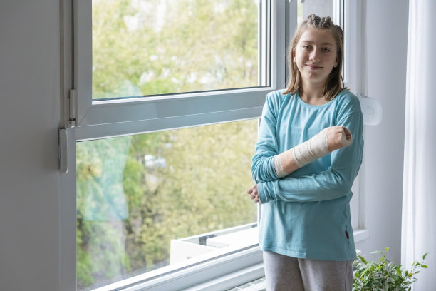 手受伤的少女图片下载