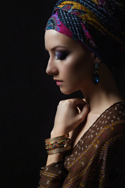一名女性模特的肖像，在印第安民族服装与珠宝和传统化妆。图片下载