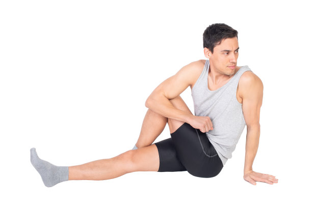 意志坚定的运动员在工作室伸展臀部肌肉图片下载