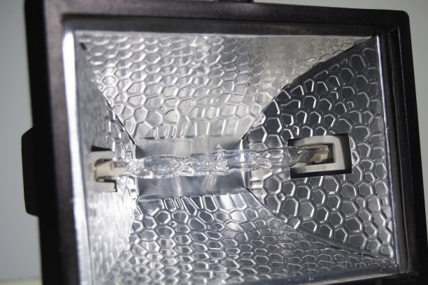 白色背景上的花园照明灯。近距离图片下载