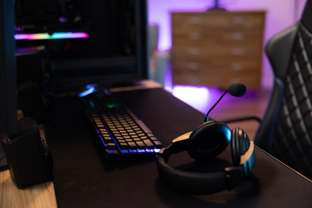 玩家工作空间概念，游戏设备，鼠标，RGB颜色键盘，耳机，led蓝色房间照明图片下载