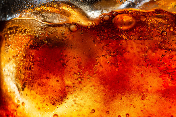 宏观的软饮料，可口清爽的可乐与冰块在黑色的背景，特写，可乐特写图片下载