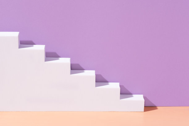 模型，背景有楼梯。建筑元素与明亮的阳光和时尚的阴影平面设计，极简主义。2022年流行色趋势:极浅紫色和平静的珊瑚色，垂直格式图片下载