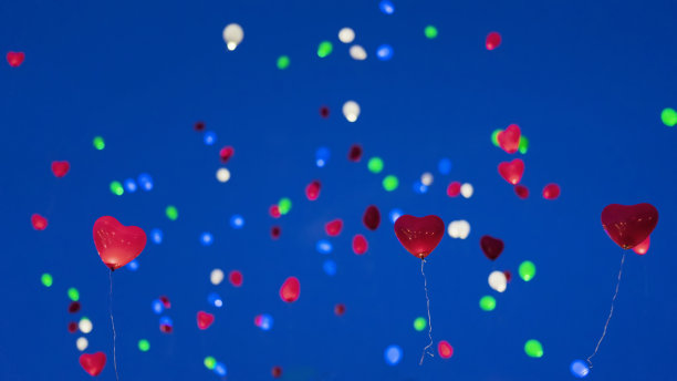 夜空中的彩色LED气球。浪漫风格的爱情观念，情人节的节日图片下载