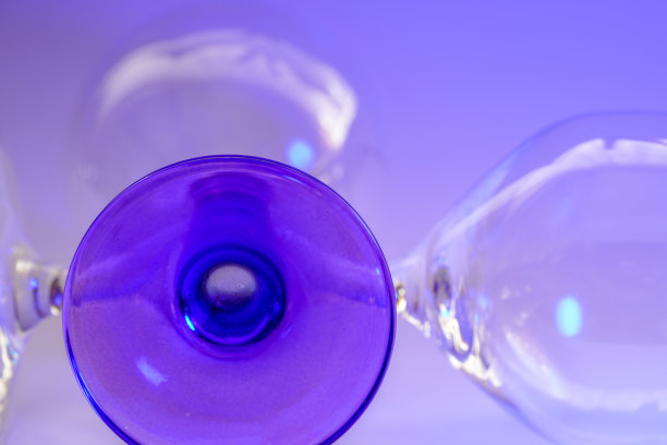 由水晶状材料制成的玻璃，在摄影棚里用彩色背景拍摄图片下载