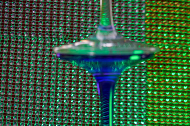 由水晶状材料制成的玻璃，在摄影棚里用彩色背景拍摄图片下载