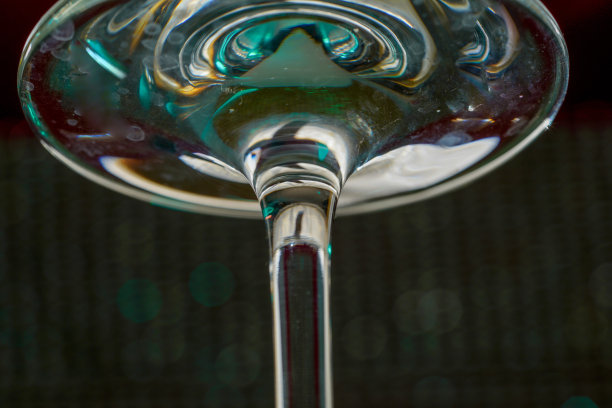 由水晶状材料制成的玻璃，在摄影棚里用彩色背景拍摄图片下载