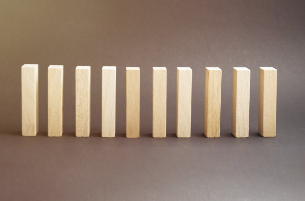 木块在反光的大理石与混凝土背景图片下载